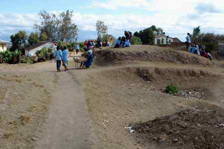 tombeaux en montant sur le site d'Anosisoa