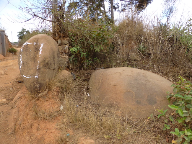 Ralaivo: pierre de gauche et Ralaiva: pierre de droite, les 2 gardiens de l'entree du village de ialanana