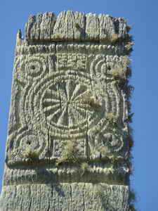 motifs décoratifs sculptés sur les poteaux de bois du vatolahy et du tombeau 