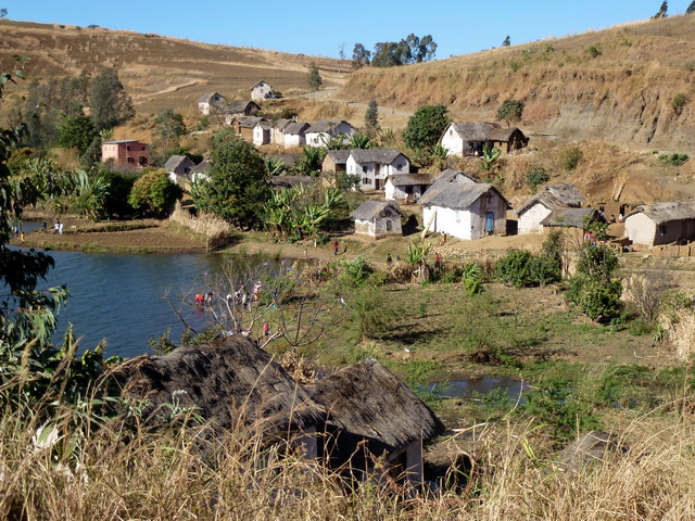 lac Ngilomby et son village