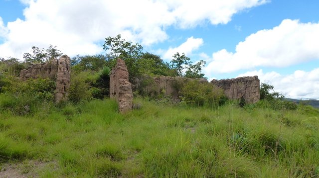 vestiges d' anciennes habitations