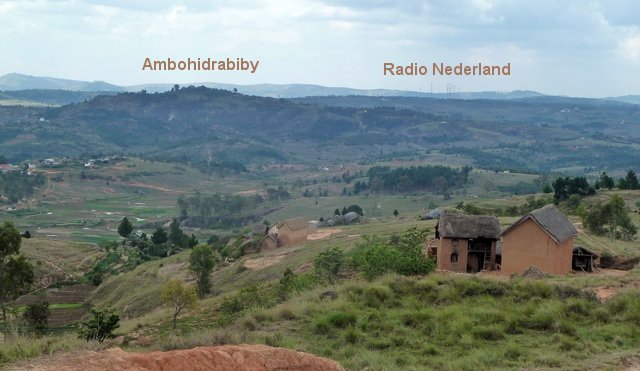 Ambohidrabiby et les antennes de la station de relais de la Radio Nederland