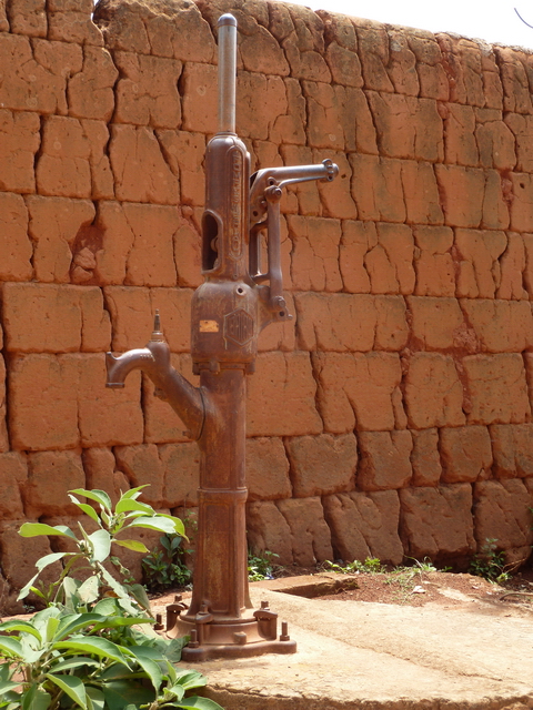 pompe à eau du 20 ieme siècle