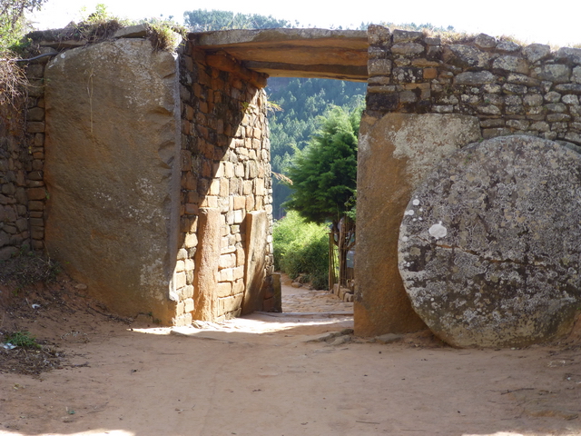 porte du village Andakana à l' ouest au pied d' Ambohimanga 