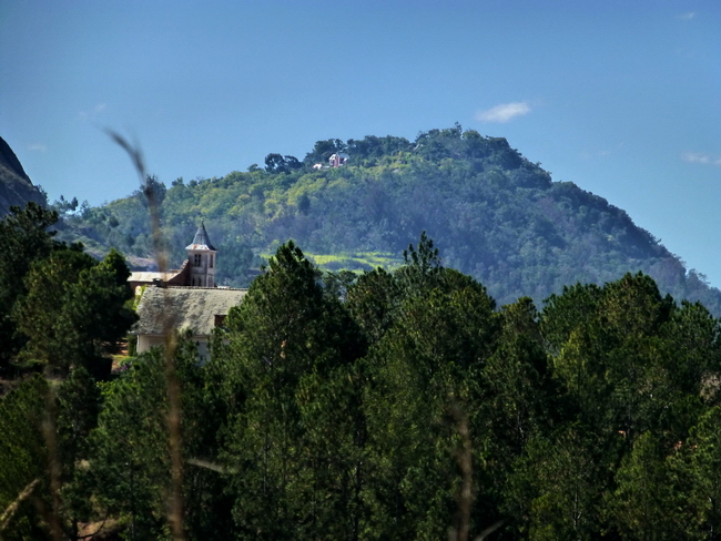 Eglise d' Ambohimiarana, Ambohimanga au second plan