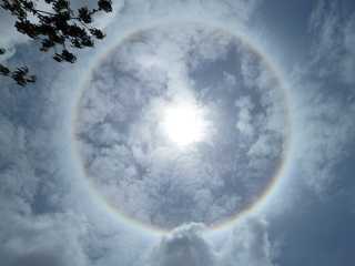 halo solaire dans le ciel d' Ambohitrila 