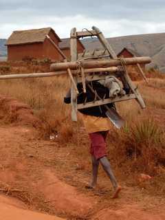 les instruments de travail du paysan des plateaux : la herse RAGIRAGY, le jouc JOGA, la bêche ANGADY