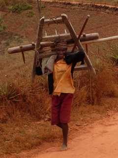 les instruments de travail du paysan des plateaux : la herse RAGIRAGY, le jouc JOGA, la bêche ANGADY