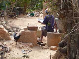 vie quotidienne le traditionel loana sur la droite pour piler le manioc