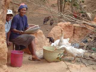 maman trie le riz avec le sahafa