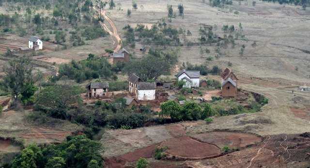 fossés entourant le village