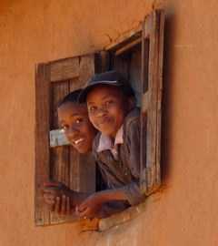 portrait de jeunes filles à la fenêtre