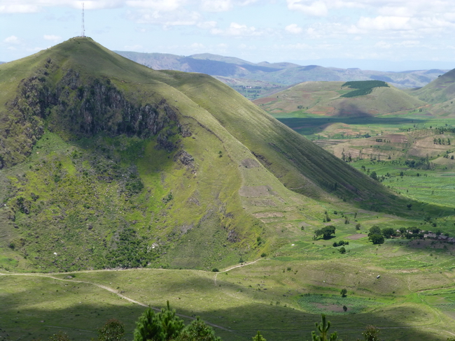 Dôme Antohomadinika et le village de Tsarasangava