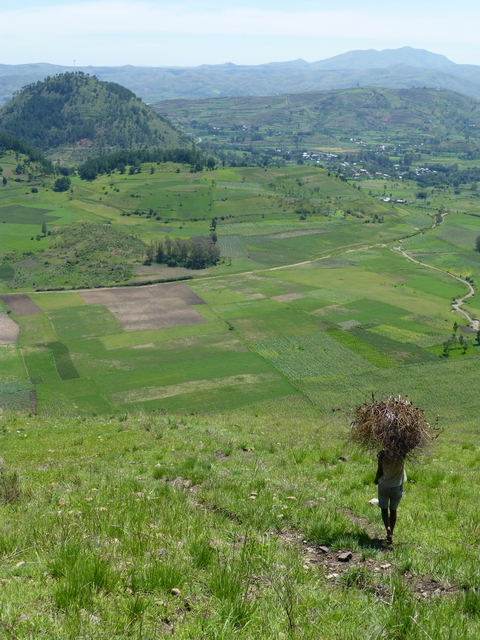 Descente versant Est vers le village Atalata 5 km