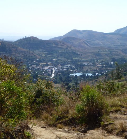 la route traversant Ampéfy et le lac Kavita