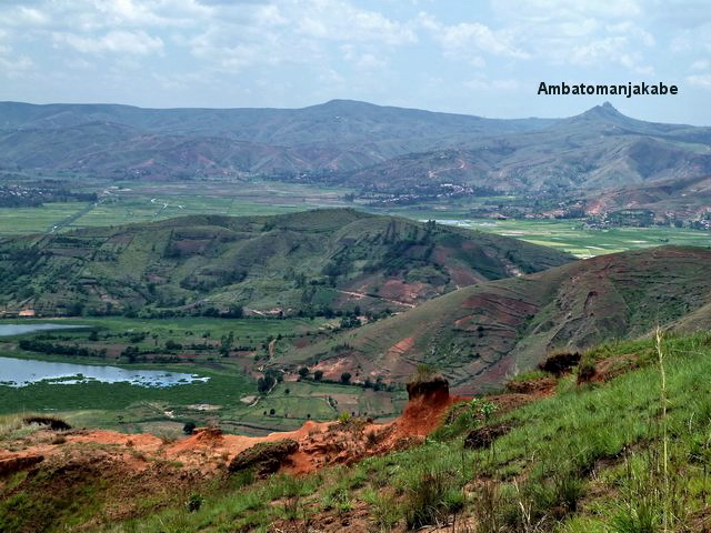 lac Mandekita à l'horizon le massif d' Ambatomanjakabe