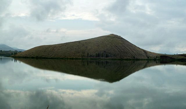 lac Andranomena le reflet du volcan