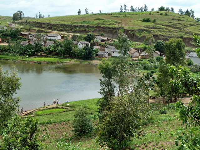 village de Ngilomby et son lac