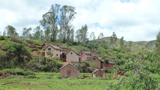 maisons mauves au bord de RN 1