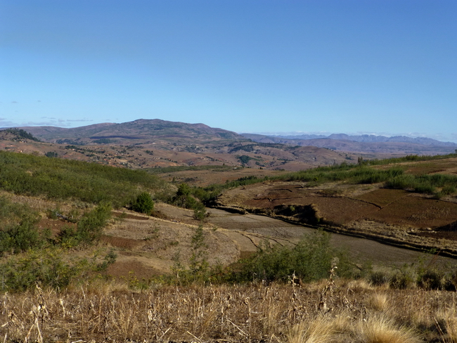 Au sud Faratsiho et ses massifs qui culminent pour la plupart à plus de 2000 m