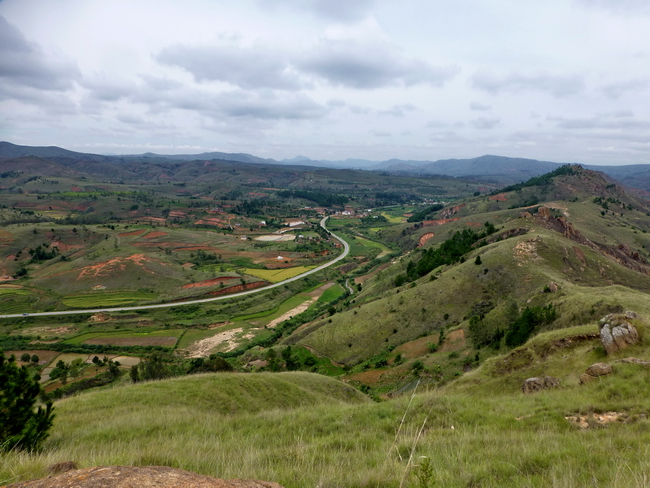 Au pied du massif la RN2 vers Analavory