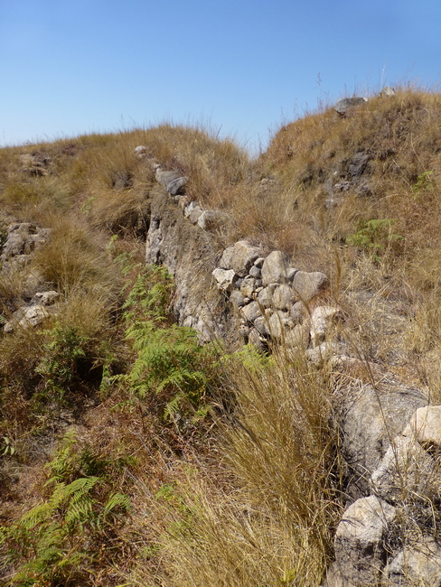 vestiges de murailles et fossés