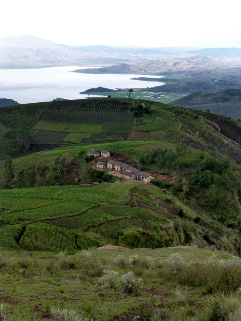 Village Ambotavo au pied du sommet Ampanana