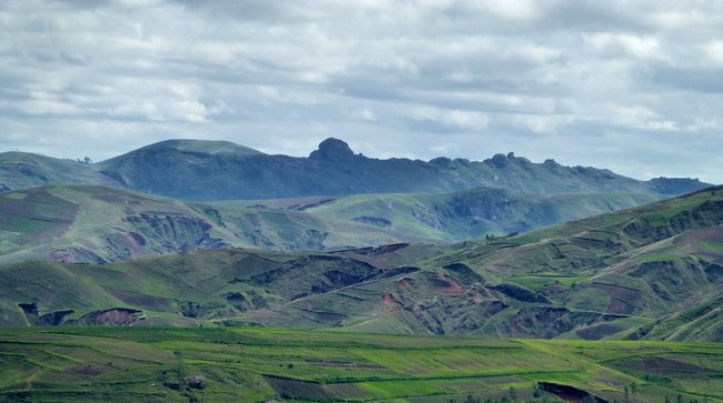 Au nord le massif d' Ambatomanjakabe