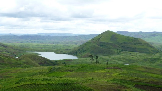 lac Manandona et le cône Ambohitritainerina