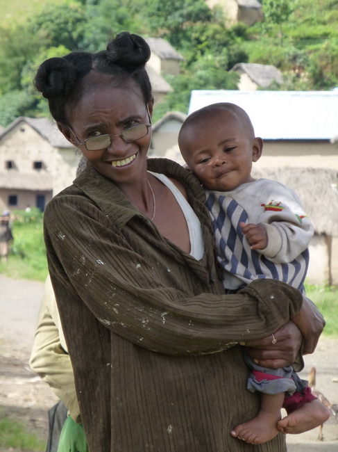 Village de Bengitsy : maman et son enfant