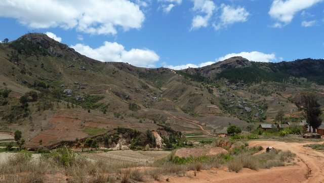 Les massifs d' Angavokely et d' Ambatomborona