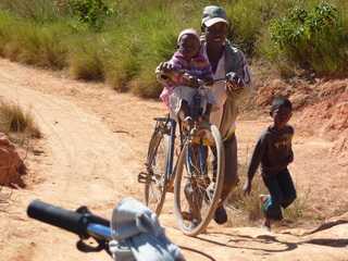 fille au vélo