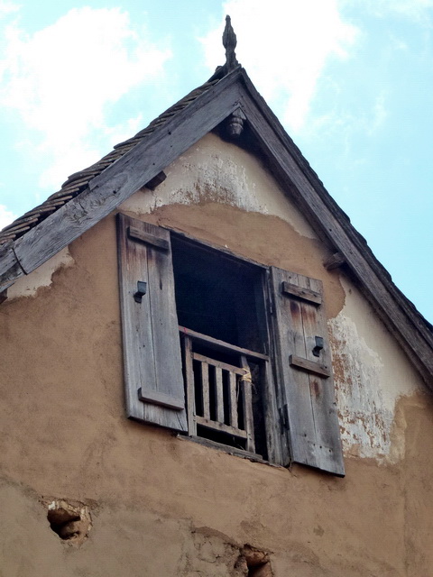 sculture bois sur faitière village Antanetibe