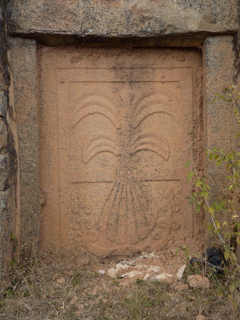 porte d'un tombeau du village Antanetibe
