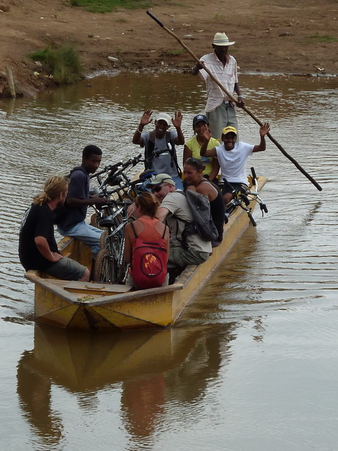 traversée de l'Ikopa pour rejoindre Ambohidratrimo 