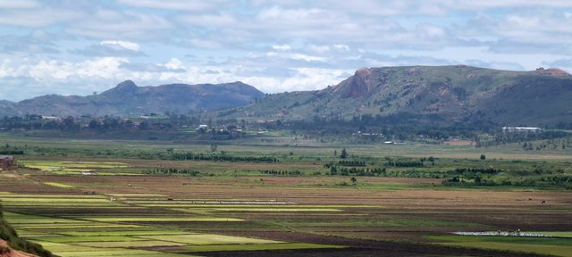 de gauche à droite Massif d' Antongona et le Massif Ambatonandriana