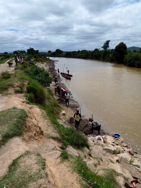 dragage du sable dans l' Ikopa