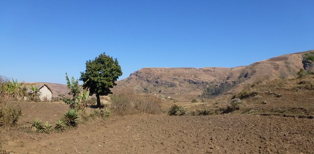 Village Anosilava et le massif Ambohijatovo