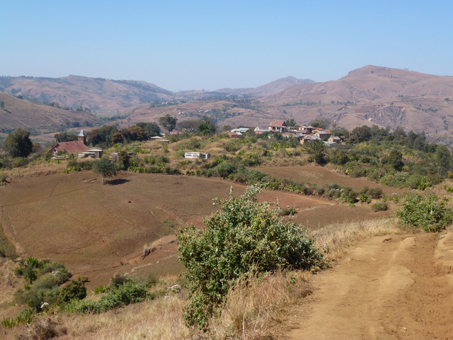 les tombeaux et le village se confondent