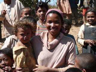 Antoby villageoise et son enfant