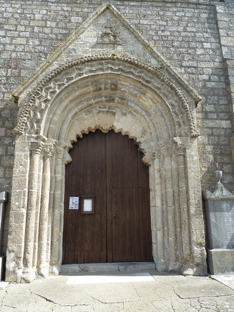 Le Wast église romane du XIème siècle avec portail arabe