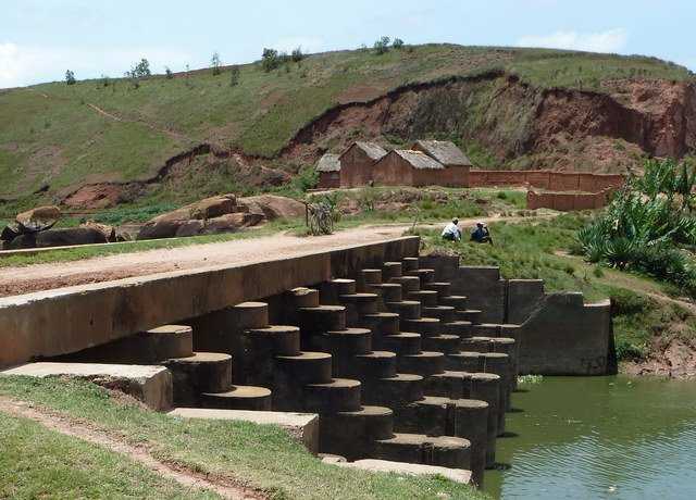 pont enjambant les canaux