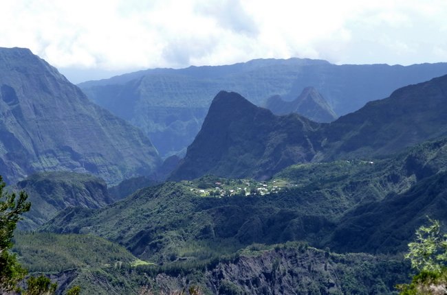 Cirque de Mafate : village de La Nouvelle au pied du piton des Calumets