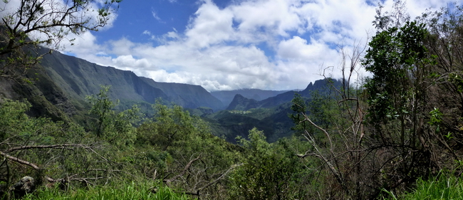 Cirque de Mafate: rempart du Maïdo , le village de La Nouvelle