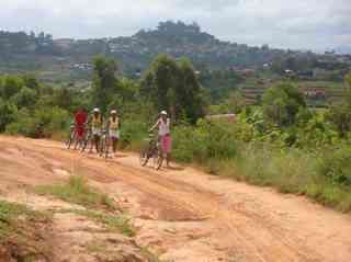 Montée sur le massif Ambonga avec Ambohidratrimo à l' horizon