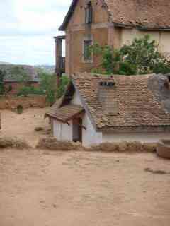 maison village Amboasary avec leurs tuiles écaille en terre cuite