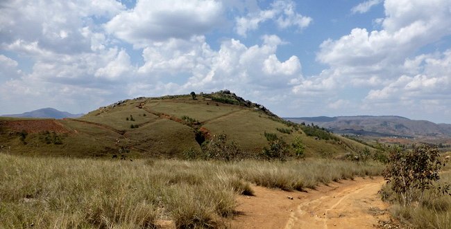 sommet Ambatomalaza aux fossés défensifs 