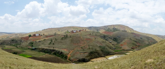 massif Ambohibola et le village de Antsaonjomanga