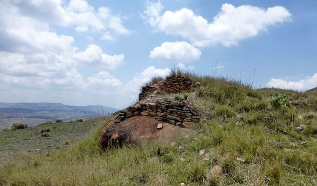 de nombreux tombeaux pierres séches sur le sommet Ambohibola