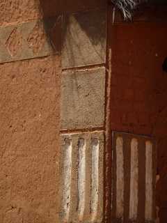 détail ornemental d'un mur de maison d' Antanetibe
